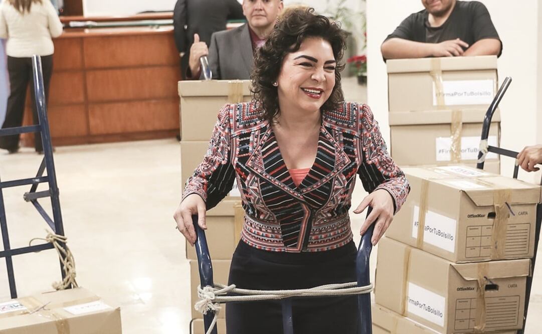 Apoyo ciudadano. Ivonne Ortega presentó la iniciativa a la Mesa Directiva de la Cámara Baja junto con 404 mil 324 firmas de ciudadanos. (GERMÁN ESPINOZA. EL UNIVERSAL)