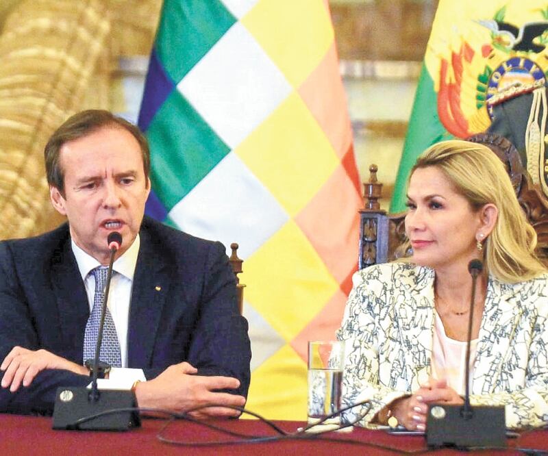 Acusan a presidente venezolano. El gobierno transitorio, encabezado por Jeanine Áñez, acusó a Maduro de querer desestabilizar a AL. Foto/EFE