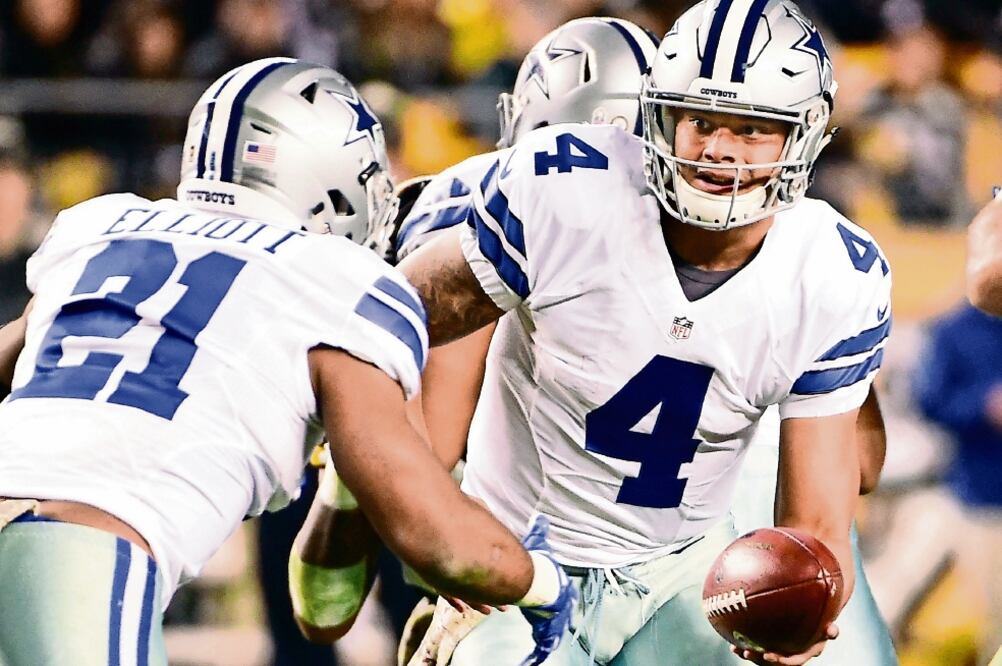Dak Prescott (4) y Ezekiel Elliott (21) deberán seguir “enchufados”. (FOTO. FRED VUICH. AP)