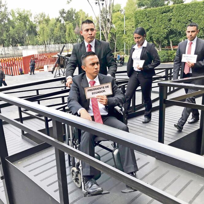 Afinan detalles. Elementos de las embajadas de Estados Unidos, Cuba y Ecuador practican la logística de los invitados especiales.