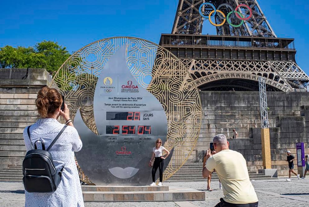 El reloj de la cuenta regresiva se colocó en Port de la Bourdonnais, cerca de las vigas de la Torre Eiffel. Foto: Sun Fei. Xinhua