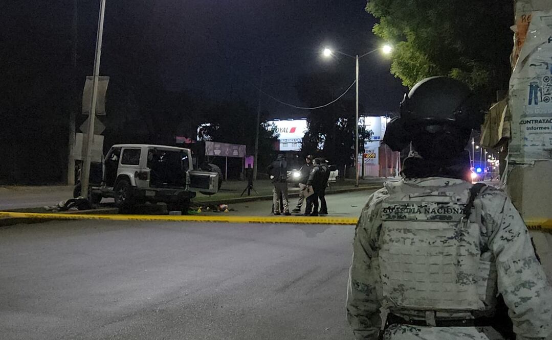 En el lugar de los hechos quedó un Jeep Rubicón sobre el camellón con las puertas abiertas e impactos de bala en su carrocería. Foto: Cortesía