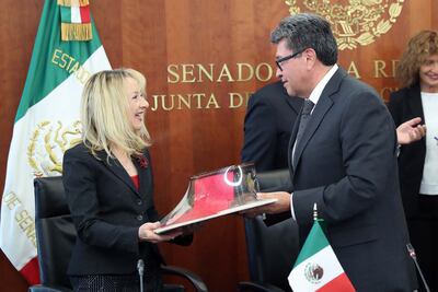 Ricardo Monreal "recicla" regalos para invitados en el Senado