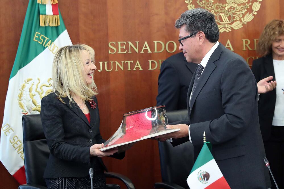 Ricardo Monreal entregó una caja grabada originaria de Olinalá, Guerrero a parlamentarios de Australia (ARCHIVO. EL UNIVERSAL)