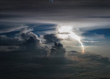 El piloto ecuatoriano que capta imágenes de tormentas desde la cabina de un avión