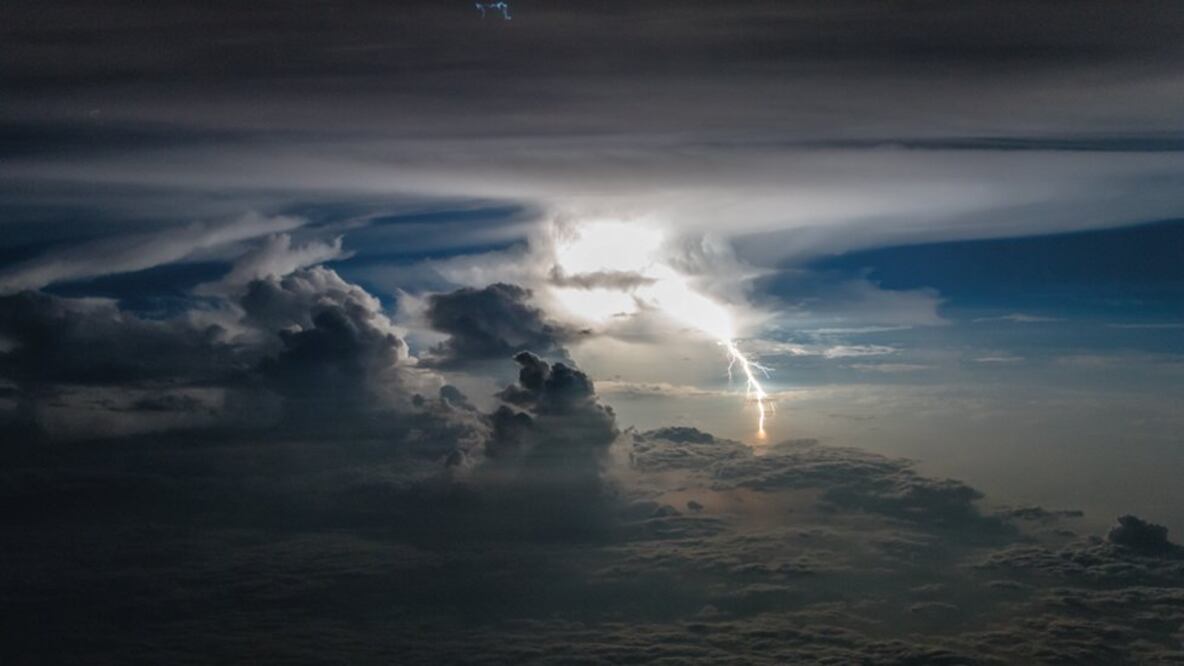 Borja, el "piloto de tormentas", capta sus fascinantes imágenes desde la cabina de su avión (© 2018 Santiago Borja. All rights reserved.)