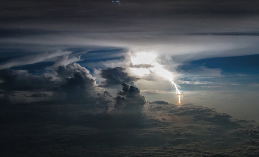 Borja, el "piloto de tormentas", capta sus fascinantes imágenes desde la cabina de su avión (© 2018 Santiago Borja. All rights reserved.)