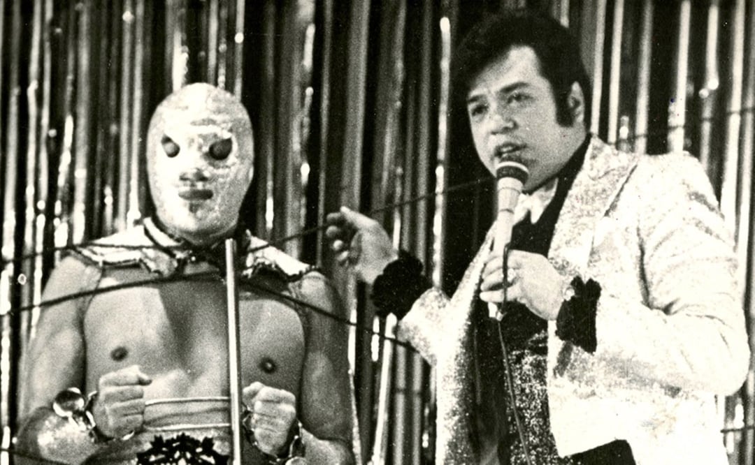 "El Santo" se posicionó como un referente mediático del deporte y la cultura mexicana. Sus actos de escapismo se volvieron un clásico en el Teatro Blanquita. 
Foto: Jorge Núñez/Archivo EL UNIVERSAL.