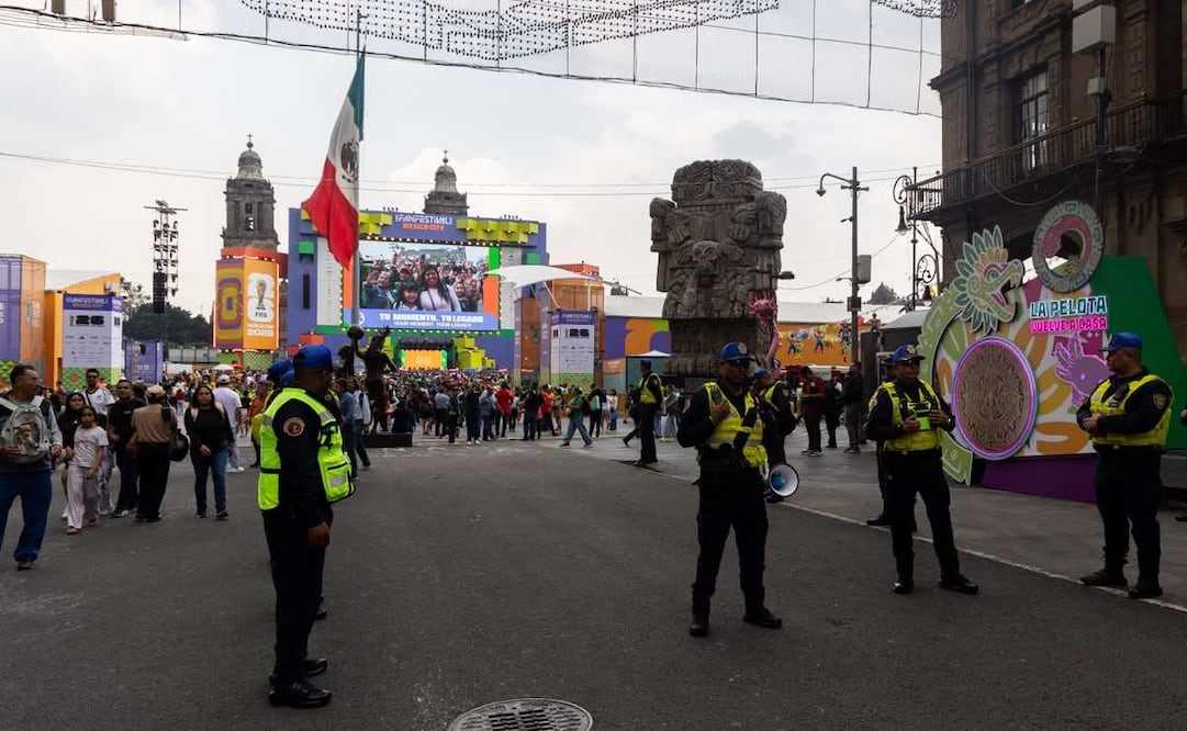 Parte de las vallas que formaban el muro perimetral del FIFA Fan Fest en el Zócalo capitalino fueron retiradas. Foto: Hugo Salvador / EL UNIVERSAL