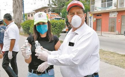 Diputado regala gel... ¡con su nombre grabado!