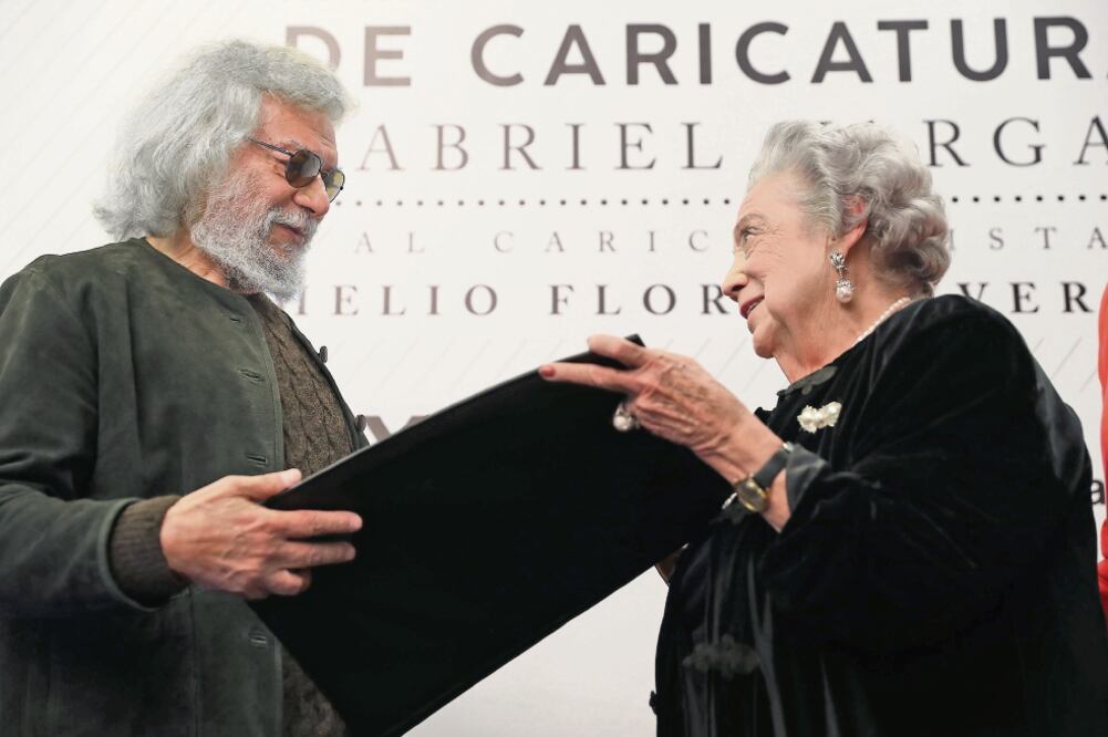 Guadalupe Appendini, viuda de Gabriel Vargas, entregó el galardón a Helioflores (JUAN CARLOS REYES. EL UNIVERSAL)