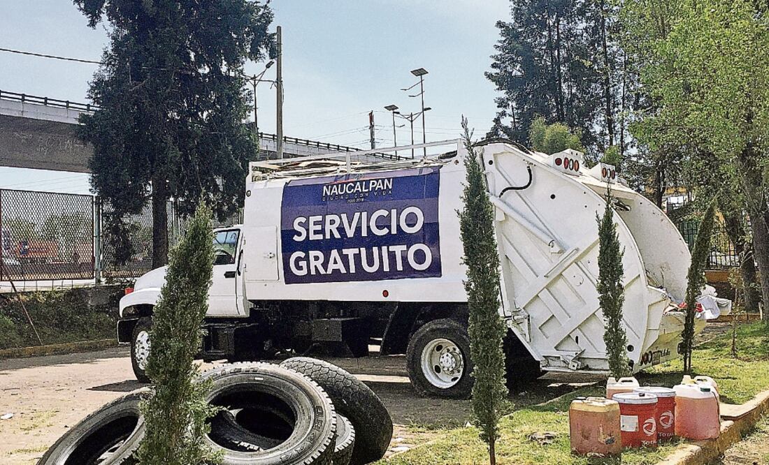 Los camiones de basura permanecen en el estacionamiento del Parque Naucalli. Son operadas por trabajadores provenientes del estado de Guerrero (REBECA JIMÉNEZ. EL UNIVERSAL)