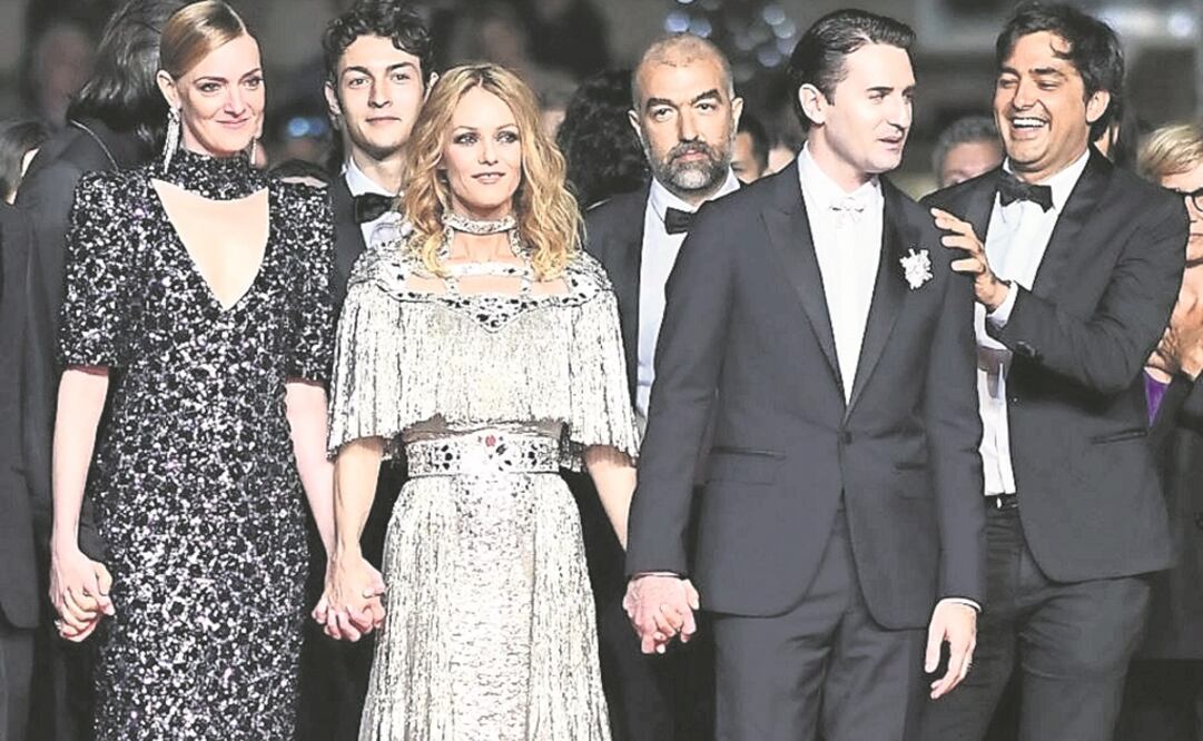 Vanessa Paradis (al centro) interpreta a una actriz de cine pornográfico. (AFP)