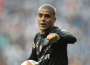 Jugador de Necaxa escupe a aficionados ¿a propósito?