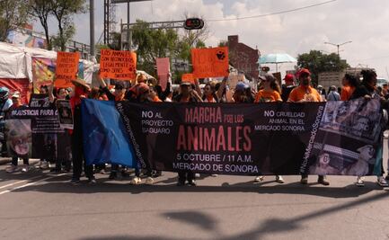 Animalistas marchan al Zócalo para exigir el cierre del Mercado de Sonora y alto al maltrato animal