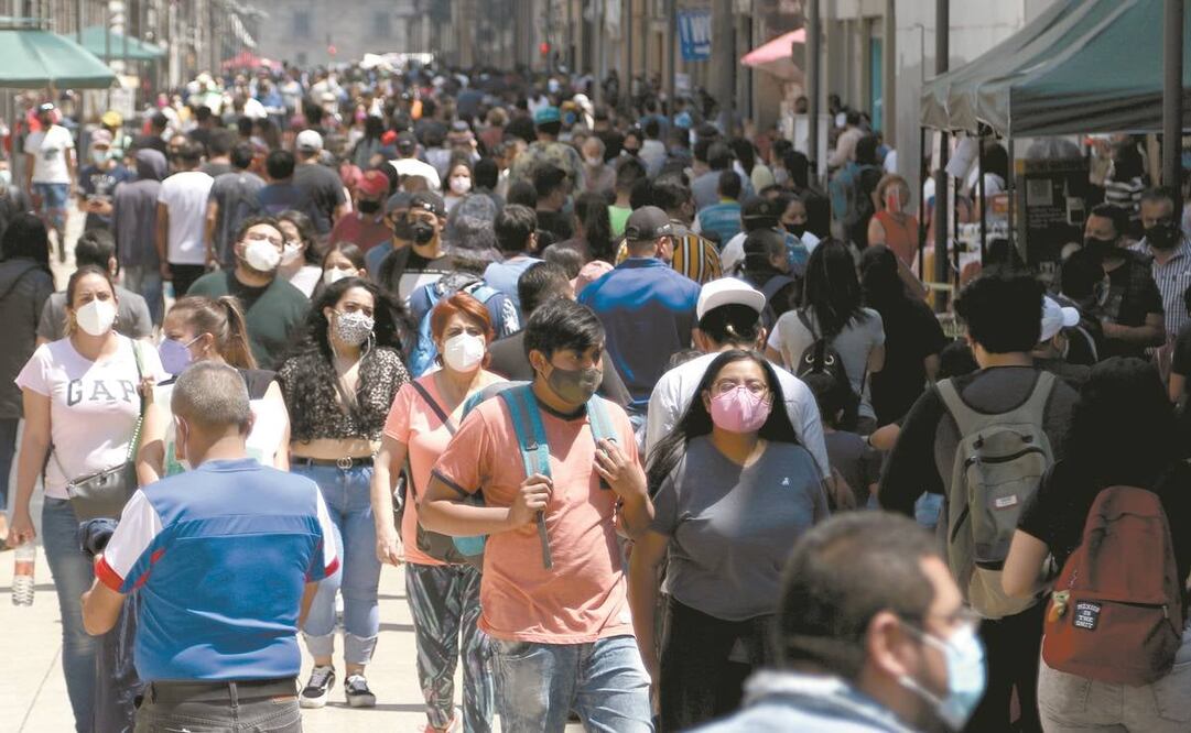 Desde muy temprano en la calle de Francisco I. Madero, la principal arteria de acceso al Centro Histórico, se observa a familias enteras a pesar de la pandemia y del intenso sol que hubo en la capital mexicana. Fotos: Carlos Mejía. EL UNIVERSAL