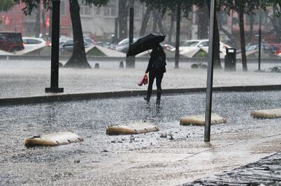 Inundaciones y granizo azotan a los capitalinos