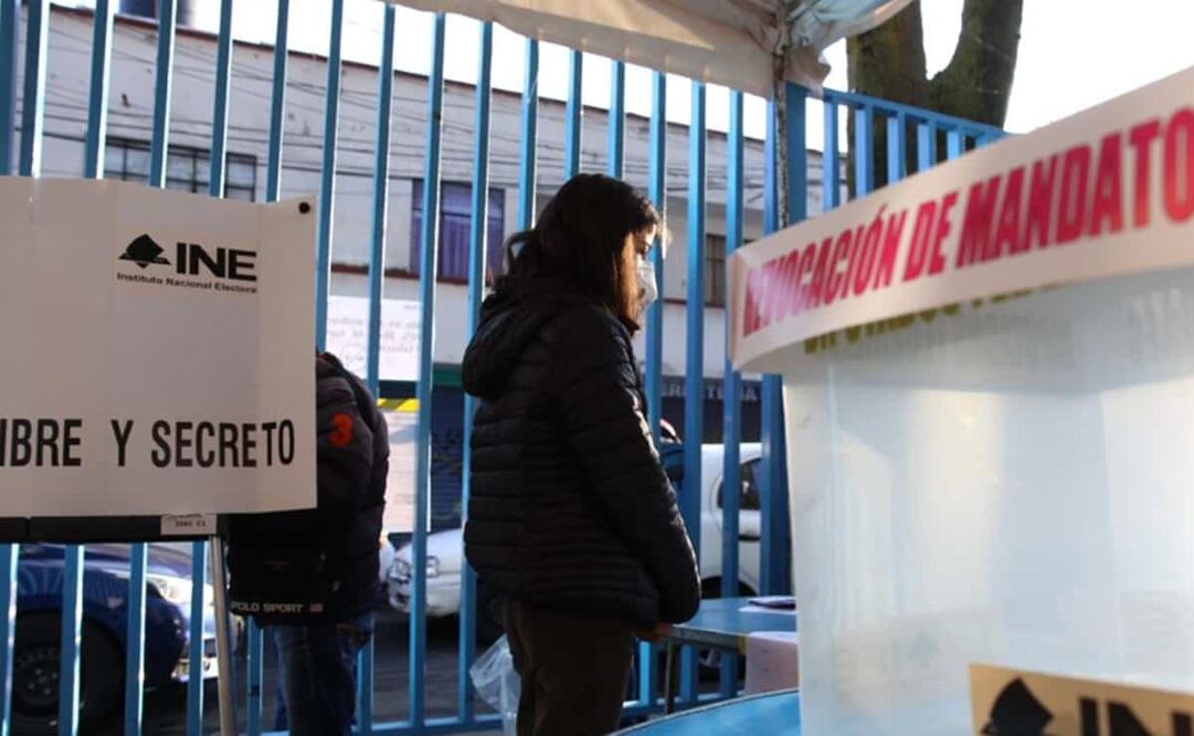La casilla se encuentra resguardada por al menos 5 elementos de la Secretaría de Seguridad Ciudadana (SSC). Foto Germán Espinosa