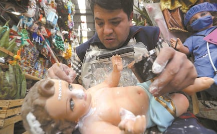 La dedicación de alistar figuras del Niño Dios