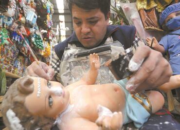 La dedicación de alistar figuras del Niño Dios