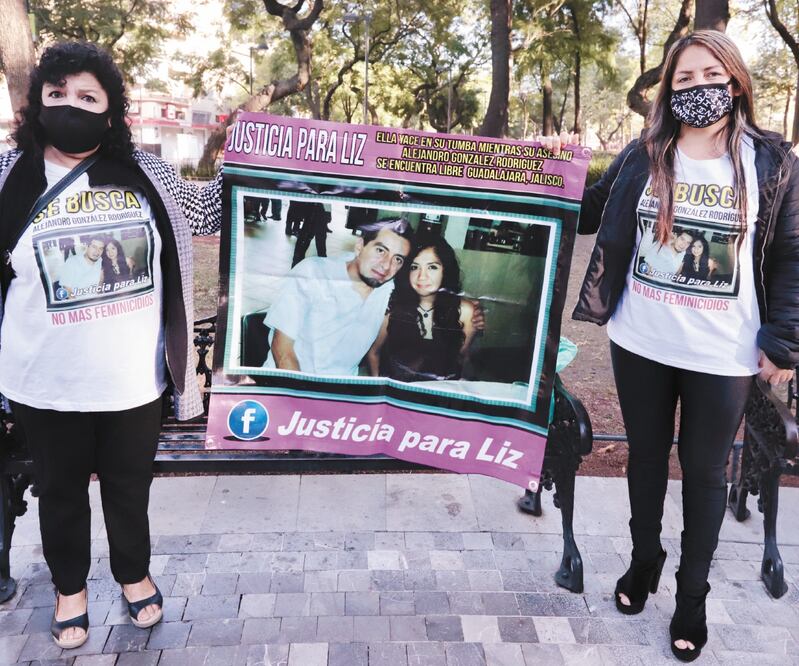 Selene Saldívar Rangel y su madre Hilda Patricia Rangel Rivera visitan la Ciudad de México para exigir justicia para Liz, quien fue asesinada por su pareja, pero su caso sigue impune. BERENICE FREGOSO. EL UNIVERSAL