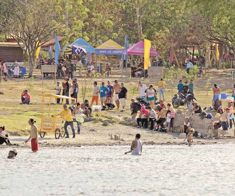 Ante la ausencia de medidas de aislamiento, sandinistas asisten al balneario Laguna de Xiloa, a las afueras de Managua, el 10 de abril de 2020. Foto: JORGE TORRES. EFE