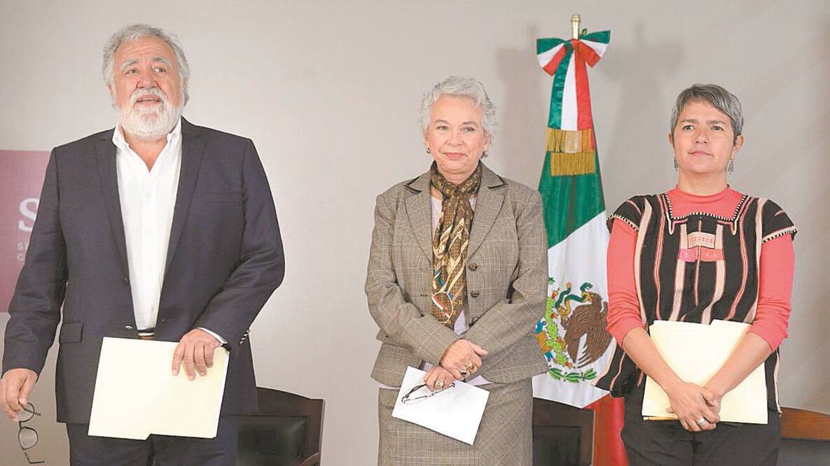 La titular de Gobernación, Olga Sánchez Cordero (centro) y Alejandro Encinas presentaron ayer un informe sobre fosas clandestinas. Foto/TOMADA DE TWITTER