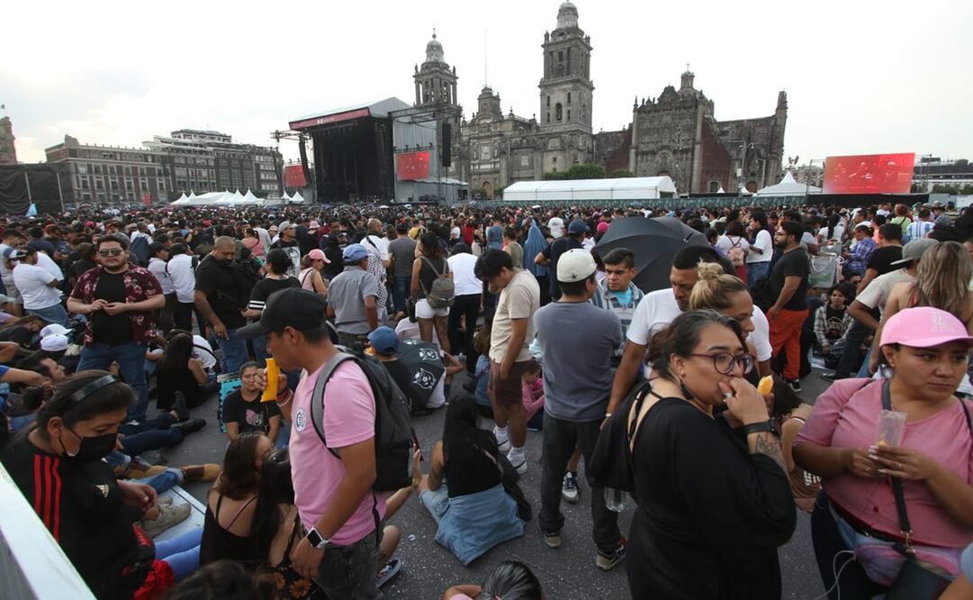 Los fanáticos comienzan a llegar al Zócalo capitalino. Foto: Carlos Odín/EL UNIVERSAL.