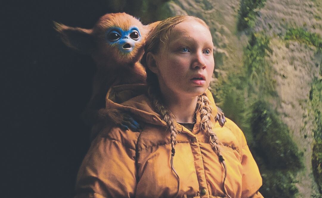 Helena Zengel da vida a la Yuri, una niña que decide salvar a un bebé Ochi, cuya voz es de Paul Manalatos en esta historia de Isaih Saxon ya en cines. Foto: de ZIMA ENTERTAINMENT