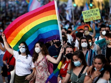 Miles de personas desfilan en el Pride de Barcelona