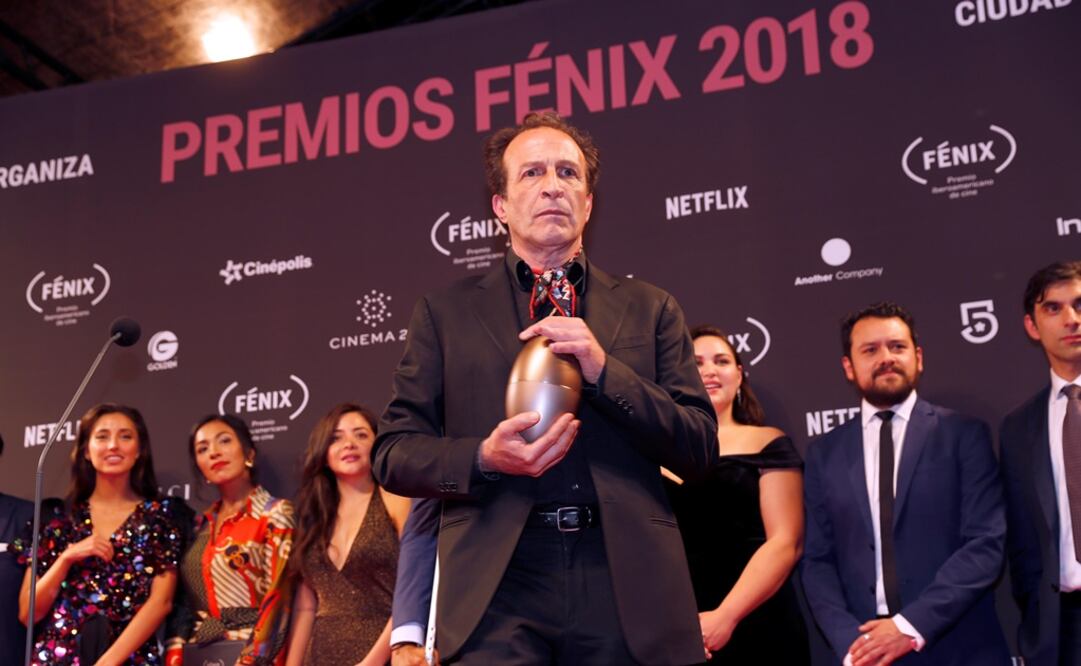 Daniel Giménez Cacho y el elenco de "Aquí en la Tierra", con el premio Fénix. Foto: EFE