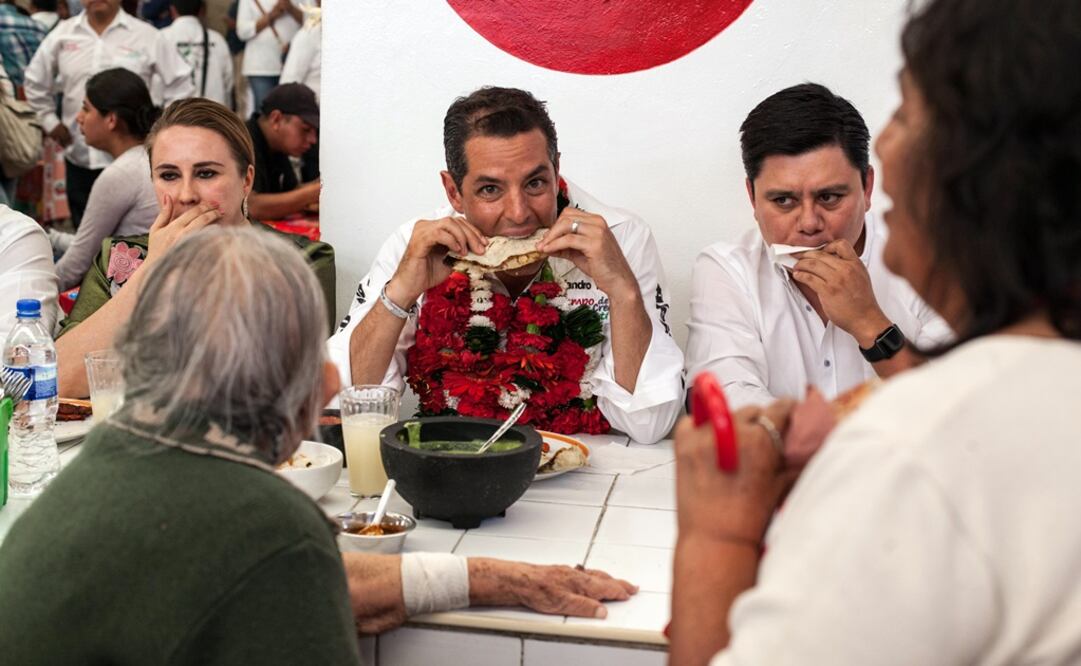 El candidato priÍsta visitó el mercado Porfirio Díaz donde comió tlayudas con tasajo. /Germán Espinosa - EL UNIVERSAL