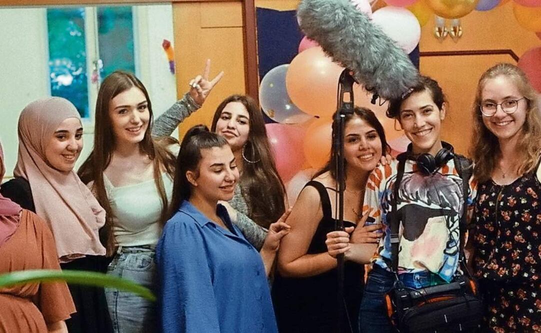 En la historia, Zahraa, Mirna, Mariana, Wessam, Semav, Andrea y Reem enfrentan los retos típicos de la adolescencia: la escuela, las amistades, el amor y la autoimagen, además de que enfrentan el peso de la migración. Foto; Rand Beiruty