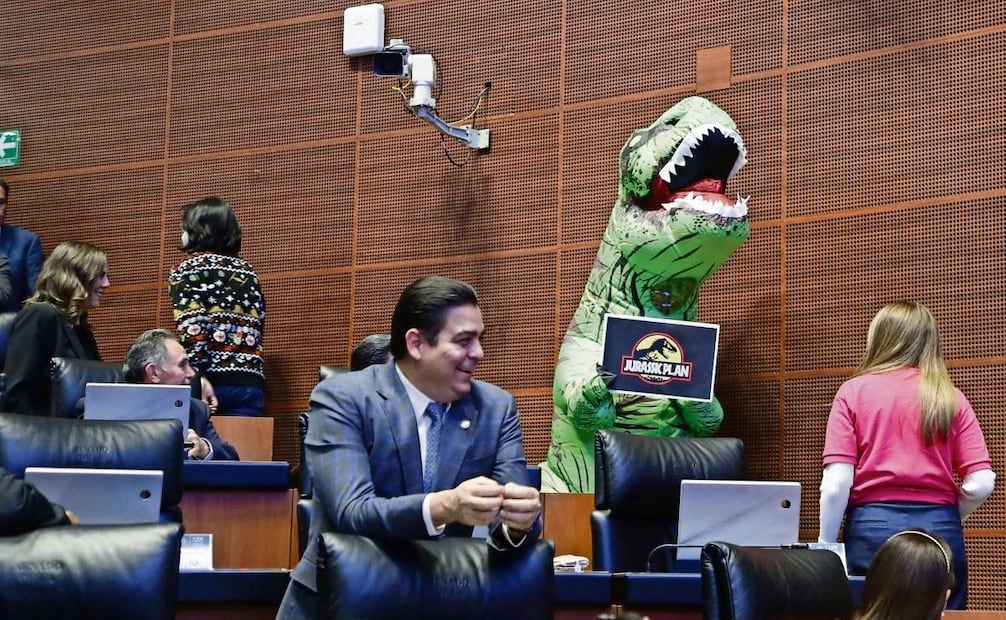 En 2022, Xóchitl Gálvez se disfrazó de dinosaurio y protestó contra la reforma electoral de ese entonces. Foto: Especial