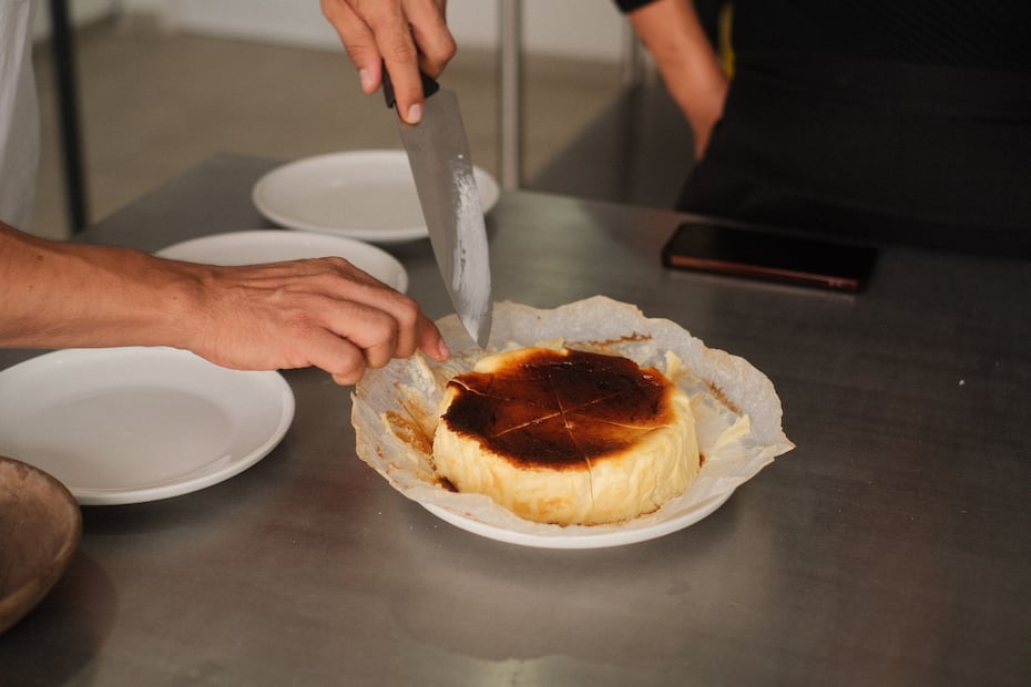 La tarta vasca se prepara en moldes altos para conservar su volumen. Foto: Pexels