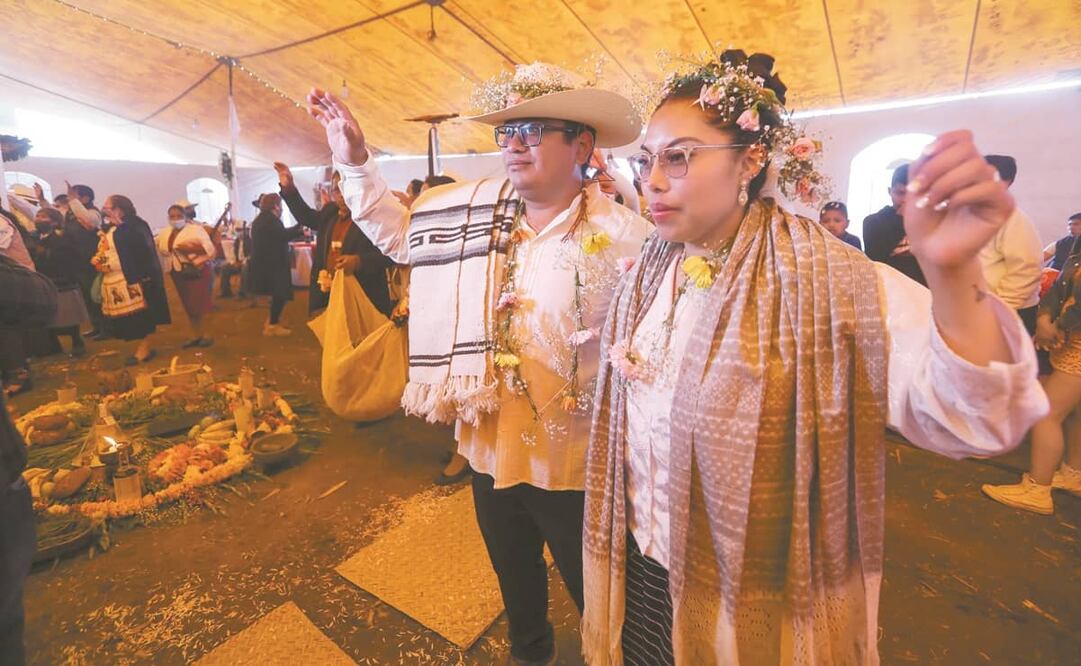 Los novios Jorge y Marleni se casaron en la comunidad otomí de San Cristóbal Huichochitlán, ubicada en Toluca, Estado de México. Fotos: Jorge Alvarado. EL UNIVERSAL