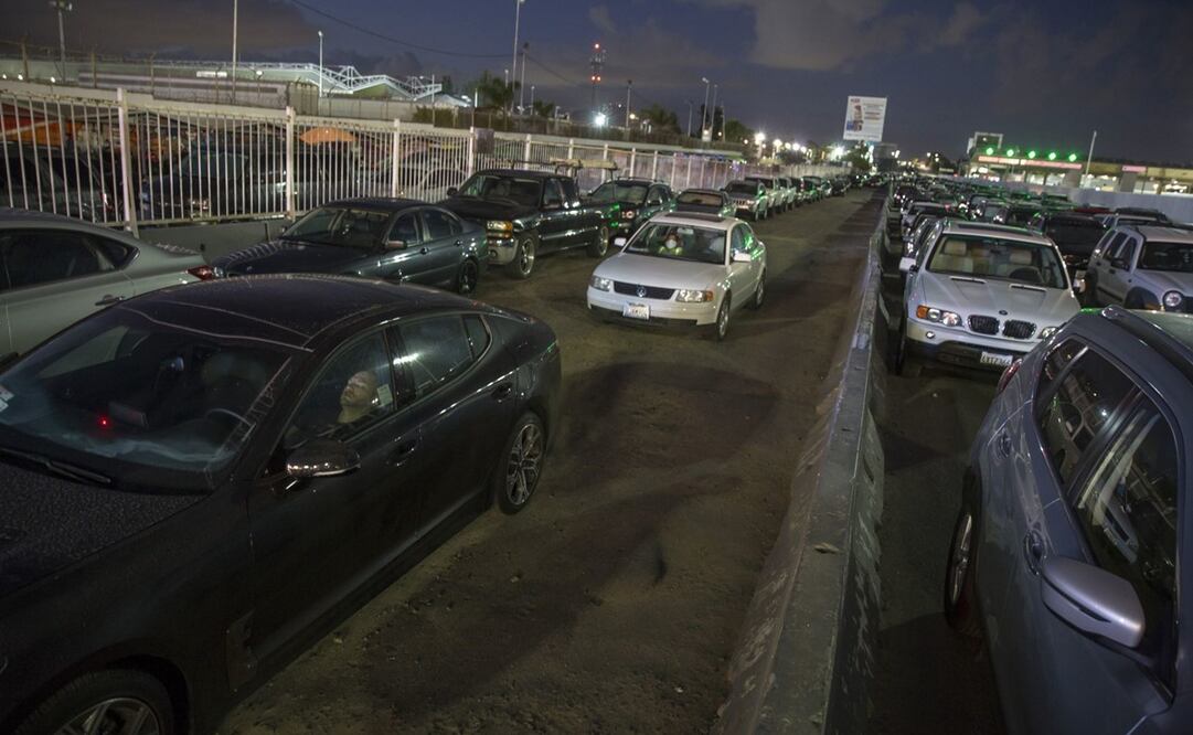 Con las medidas restrictivas en la frontera por la pandemia del Covid-19, paisanos deben esperar horas dentro de sus vehículos para llegar a Estados Unidos. Fotos: OMAR MARTÍNEZ. CUARTOSCURO