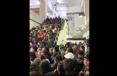 ¡Se desborda el Metro! Usuarios esperaron hasta 40 minutos trenes de la Línea 9