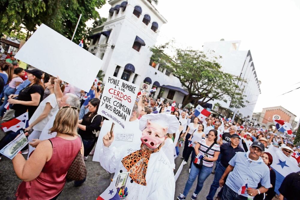 Panameños durante la marcha de ayer en la capital contra la corrupción y para exigir que funcionarios ligados al escándalo Odebrecht enfrenten la justicia. (ALEJANDRO BOLÍVAR. EFE)