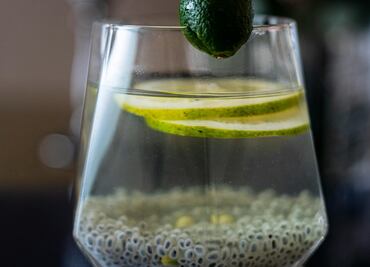 ¿A qué hora es mejor tomar agua de limón con chía?