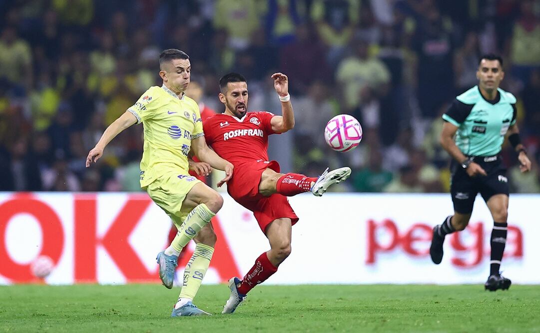 Álvaro Fidalgo y Fernando Navarro disputando el balón / Foto: Imago7
