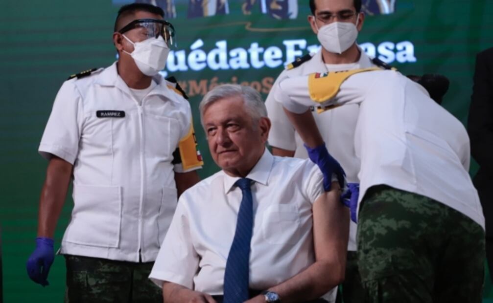 “Con todo y cartilla”: Beatriz Gutiérrez Müller celebra vacunación de AMLO contra Covid-19