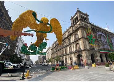 Fallan adornos de iluminación patrio en el Zócalo capitalino por fuertes lluvias