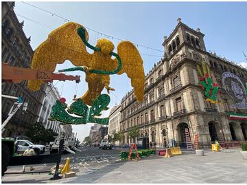 Así va quedando el alumbrado patrio en el Zócalo de la CDMX; trabajadores afinan detalles