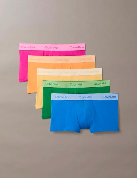 La colección Pride de Calvin Klein presenta prendas con colores del arcoíris. Foto: Instagram @calvinklein