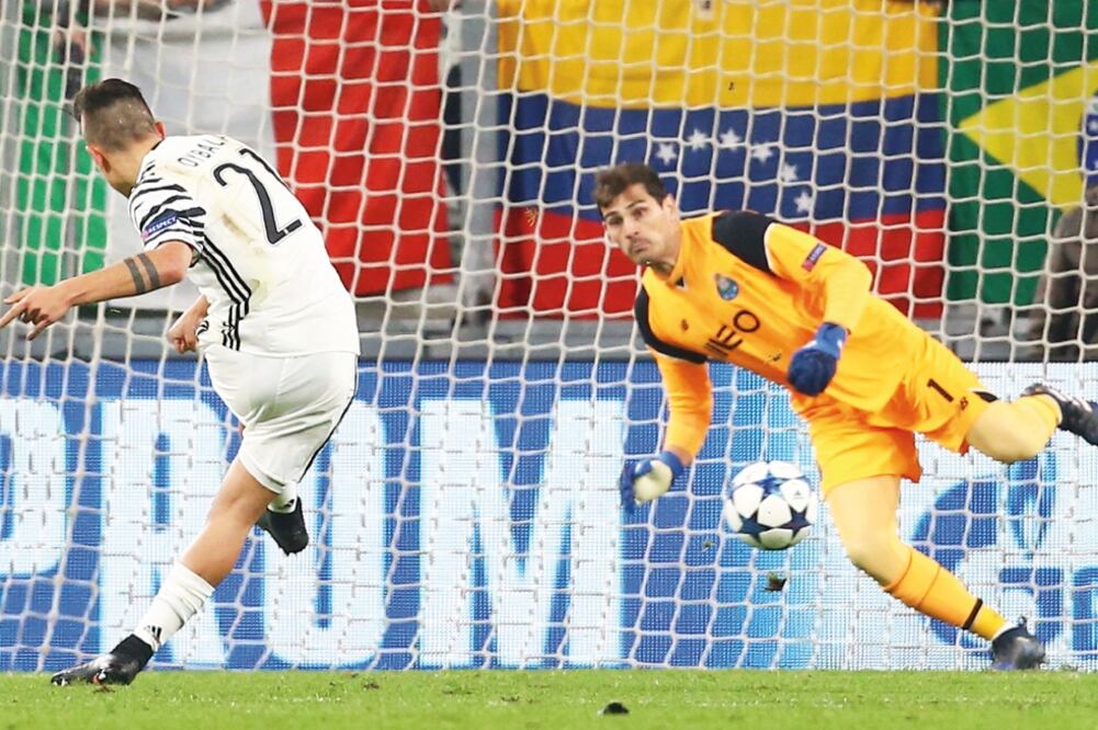 Íker Casillas no puede detener un penalti en su partido 175 en competencias europeas a nivel de clubes. (STEFANO RELLANDINI. REUTERS)