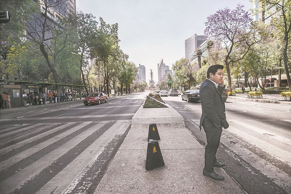  Así lució el Paseo de la Reforma la tarde de ayer, en un punto que suele ser sumamente concurrido por la cercana ubicación de oficinas y comercios. En la capital y en diversas ciudades del país la ausencia de mujeres por el paro fue más que notoria. GERM