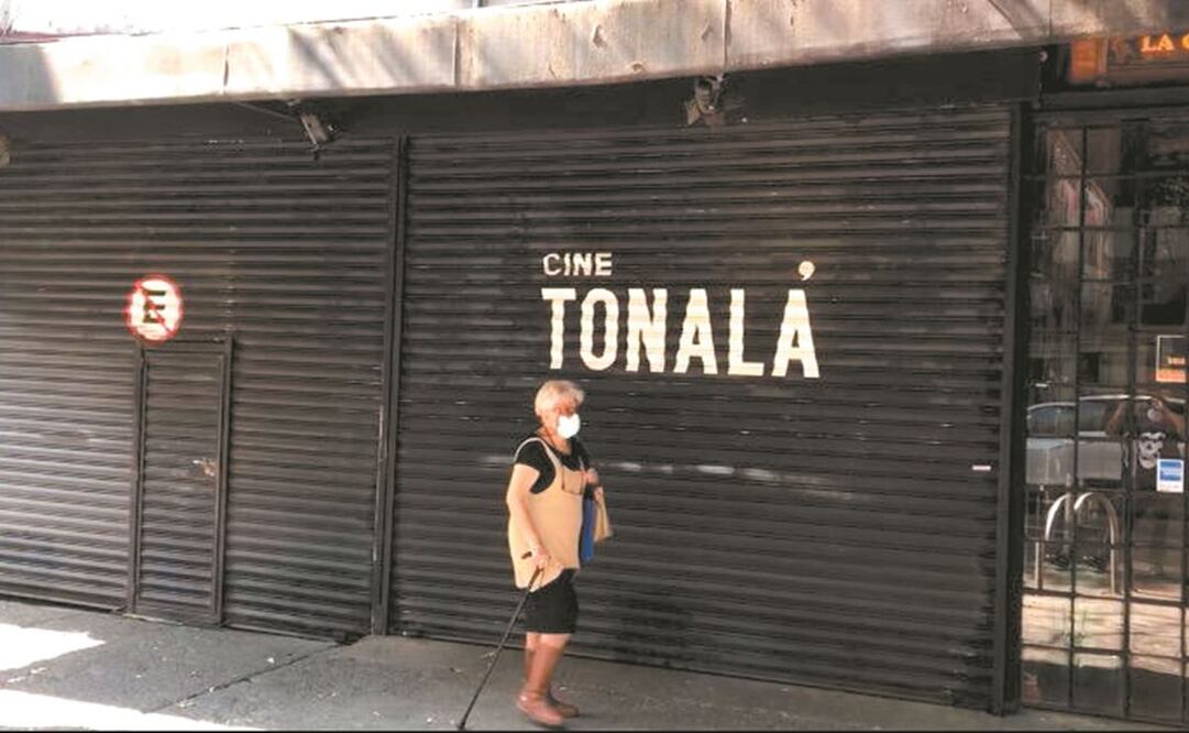 Cinco hombres con cubrebocas ingresaron al Cine Tonalá y se dirigieron hacia los clientes para robarles sus pertenencias.