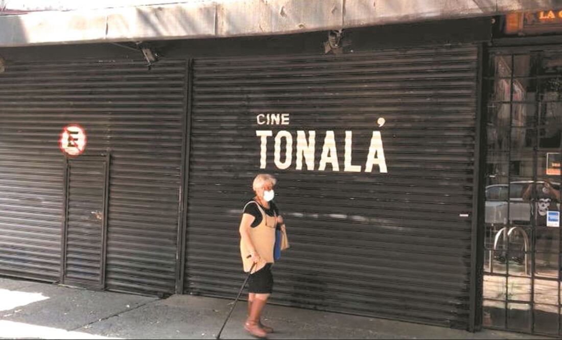 Cinco hombres con cubrebocas ingresaron al Cine Tonalá y se dirigieron hacia los clientes para robarles sus pertenencias.