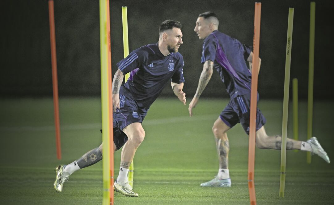 El delantero argentino #10 Lionel Messi y el mediocampista argentino #11 Angel Di Maria participan en una sesión de entrenamiento en la Universidad de Qatar. Foto: Juan Mabromata / AFP
